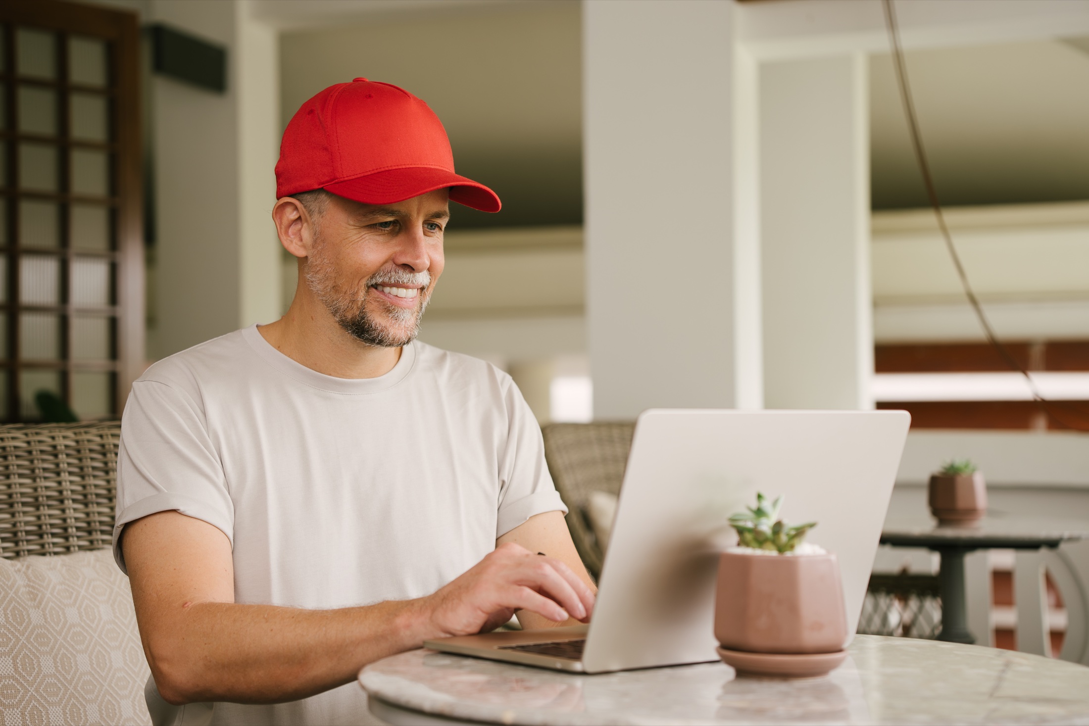 Sebastian Maier arbeitet unterwegs am Laptop