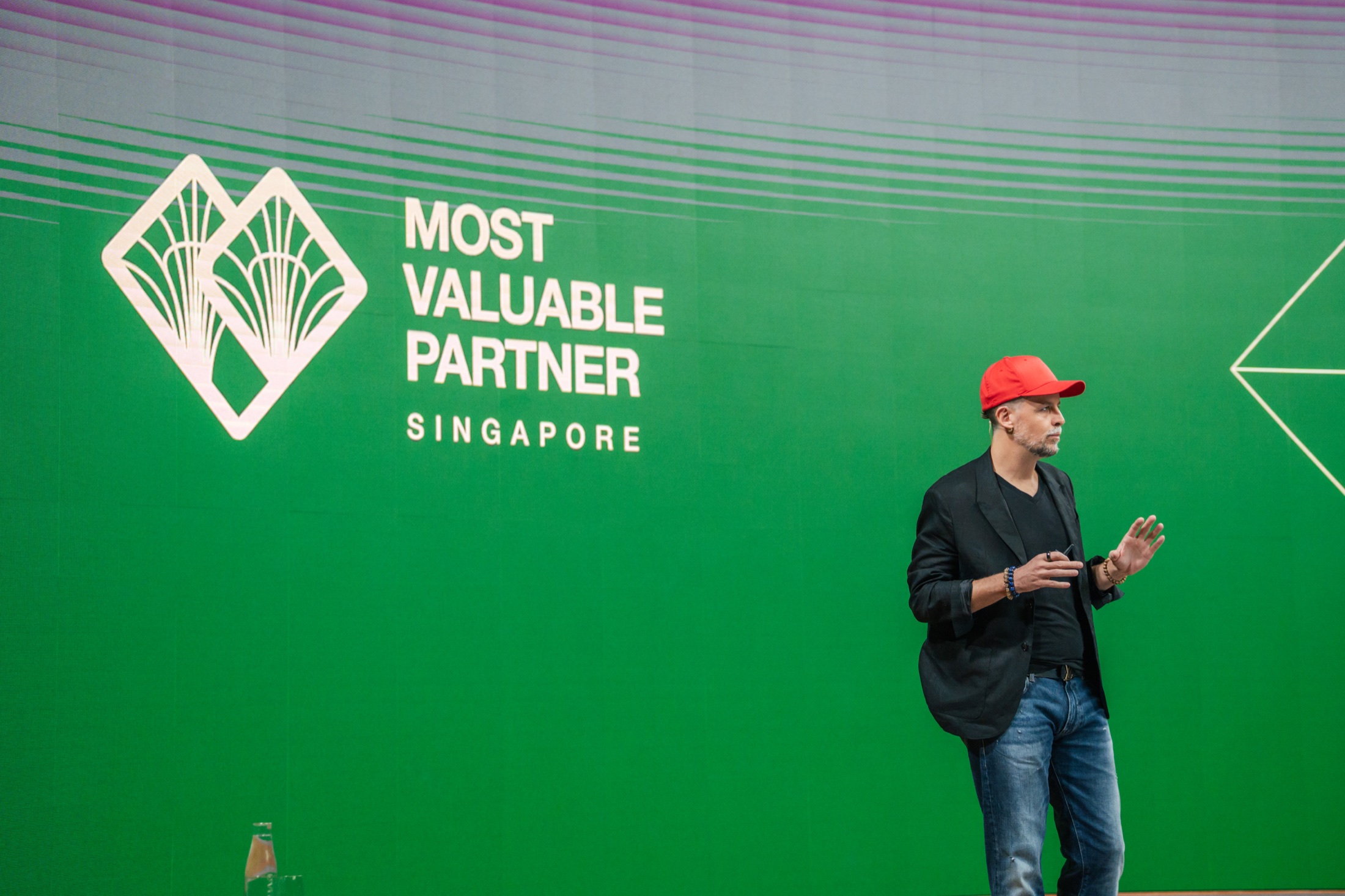 Sebastian Maier on stage at the Digistore24 MVP event 2025 in Singapore